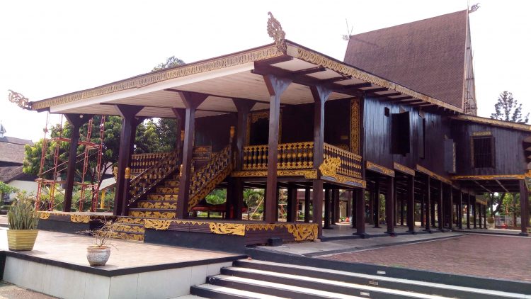 Rumah Adat Kalimantan