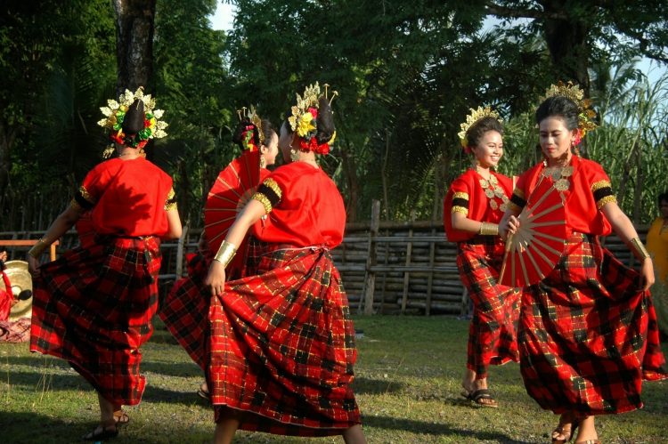 Tari Adat Sulawesi Selatan